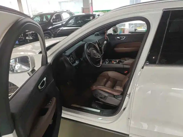 Volvo XC60 — Фото автомобиля 3