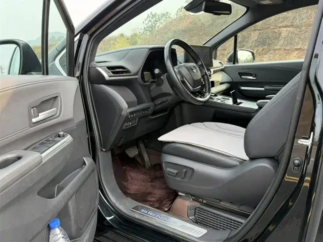 Toyota Sienna — Фото автомобиля 21