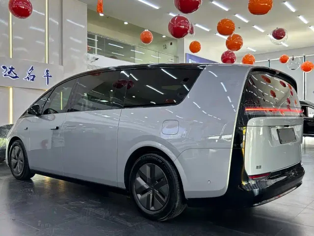 Li Auto MEGA — Фото автомобиля 15