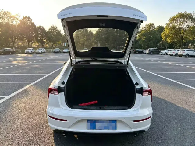 Besturn Besturn B70 2023 Model 3rd Gen 1.5T Automatic Joy 70th Anniversary Edition — Фото автомобиля 12