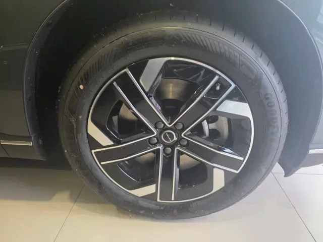 Volvo XC70 Plug-in Hybrid — Фото автомобиля 4