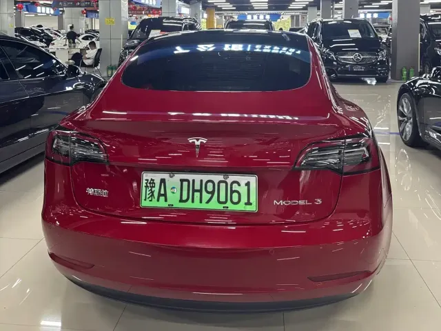 Tesla Model 3 — Фото автомобиля 3