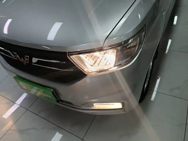 Wuling Hongguang V — Фото автомобиля 17