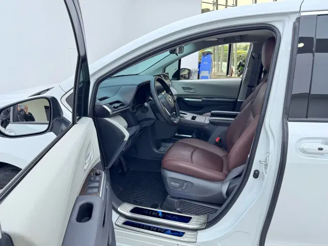 Toyota Sienna — Фото автомобиля 6