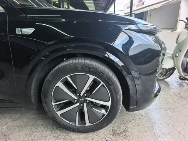 Li Auto L8 — Фото автомобиля 5