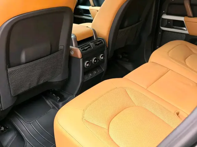 Land Rover Defender — Фото автомобиля 9