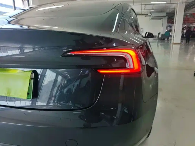 Tesla Model 3 — Фото автомобиля 7