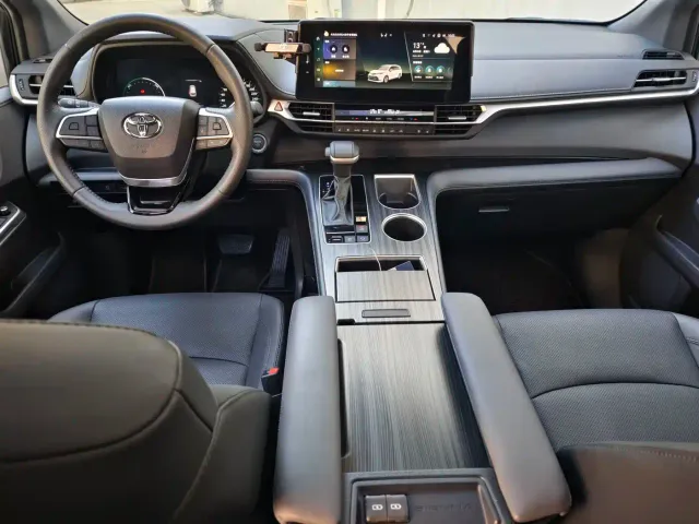 Toyota Sienna — Фото автомобиля 11