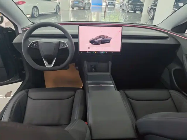 Tesla Model 3 — Фото автомобиля 9