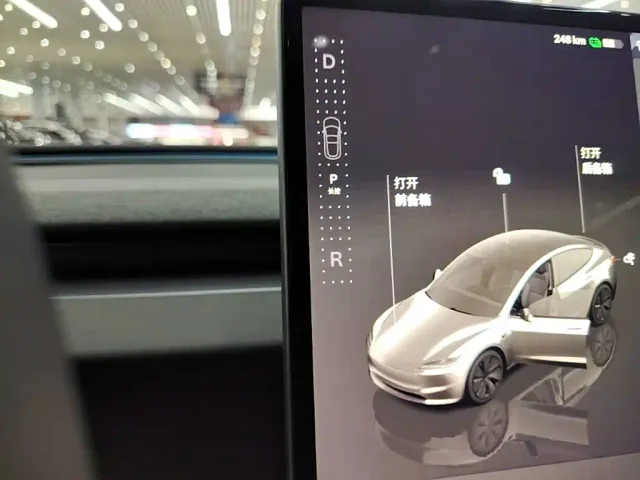 Tesla Model 3 — Фото автомобиля 13