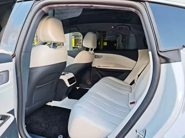 Geely Galaxy E8 — Фото автомобиля 9