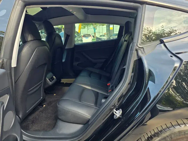 Tesla Model 3 — Фото автомобиля 12