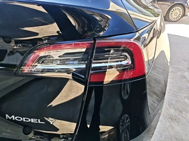 Tesla Model Y — Фото автомобиля 23