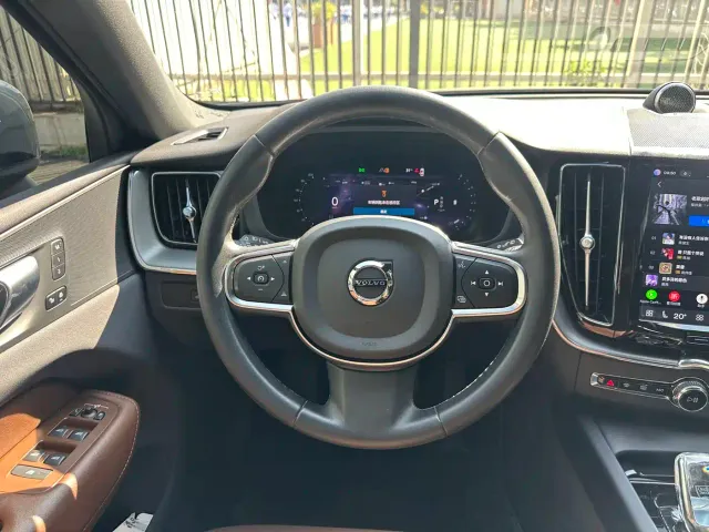 Volvo XC60 — Фото автомобиля 10