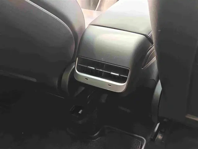Tesla Model Y — Фото автомобиля 16