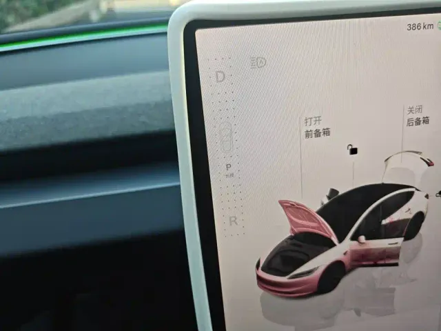 Tesla Model 3 — Фото автомобиля 10