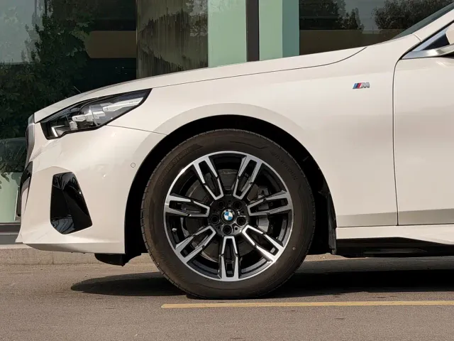 BMW 5 Series — Фото автомобиля 3