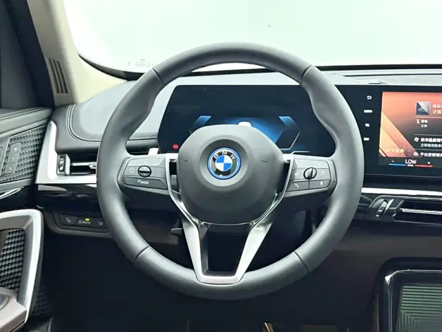 BMW iX1 — Фото автомобиля 17
