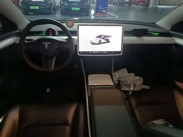 Tesla Model 3 — Фото автомобиля 9