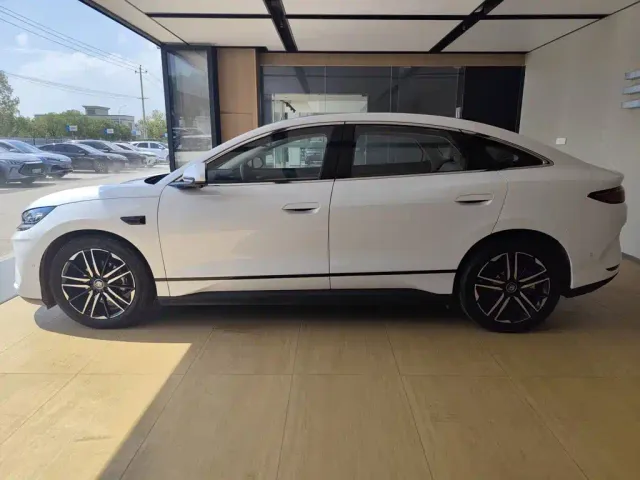 BYD Qin L — Фото автомобиля 9