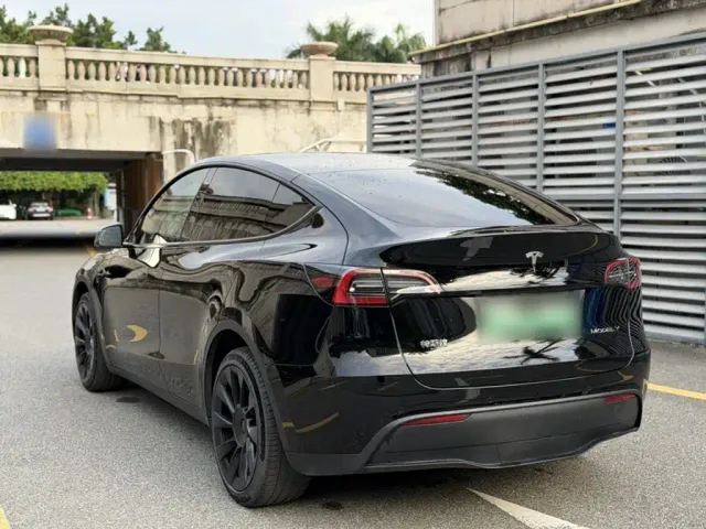 Tesla Model Y — Фото автомобиля 14