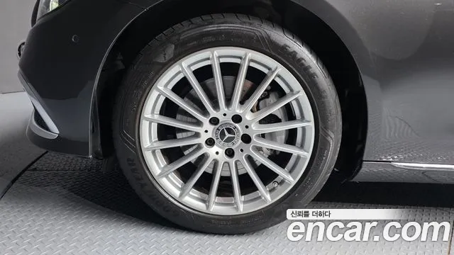 Mercedes-Benz E-Class — Фото автомобиля 5