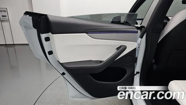 Tesla Model Y — Фото автомобиля 14
