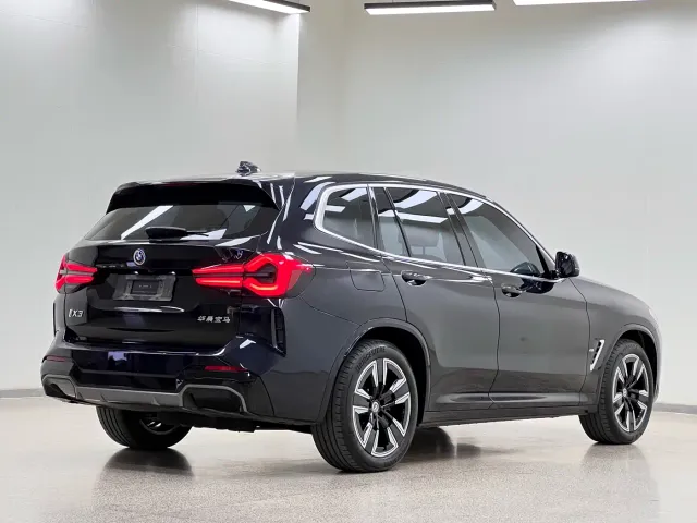 BMW iX3 — Фото автомобиля 7