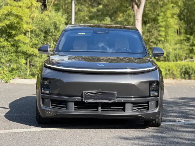 Li Auto L8 — Фото автомобиля 10