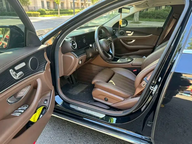 Mercedes-Benz E-Class — Фото автомобиля 3