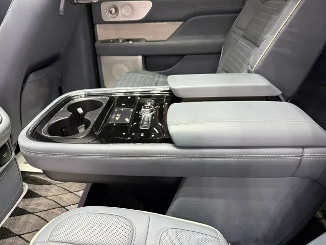 Lincoln Navigator — Фото автомобиля 4