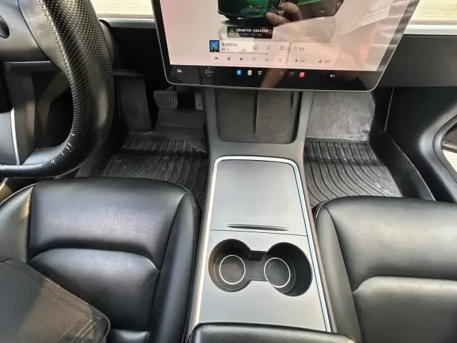 Tesla Model 3 — Фото автомобиля 12