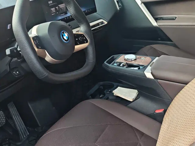 BMW iX — Фото автомобиля 13