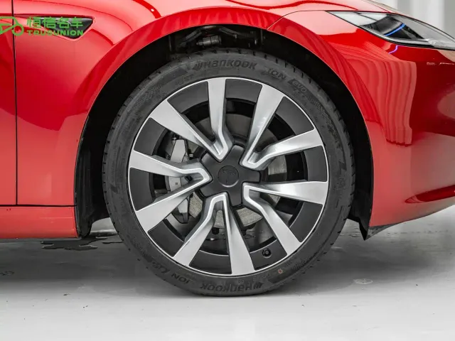 Tesla Model 3 — Фото автомобиля 11