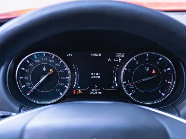 Maserati Levante — Фото автомобиля 12