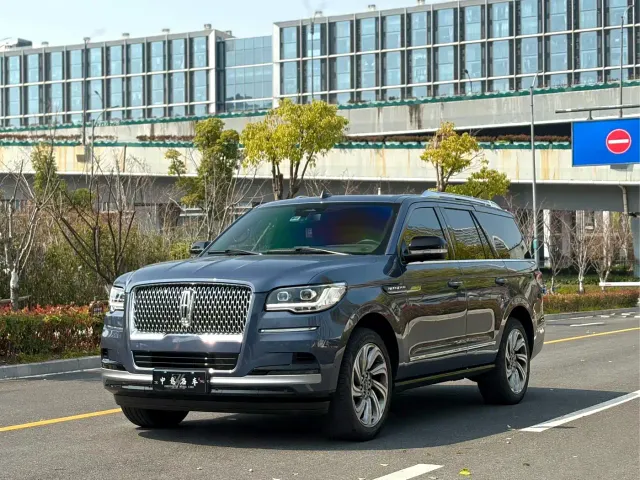 Фотография автомобиля — Lincoln Navigator