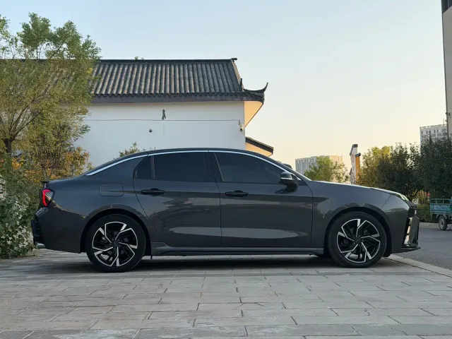 Lynk & Co 03 — Фото автомобиля 4
