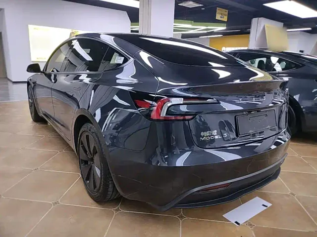 Tesla Model 3 — Фото автомобиля 4