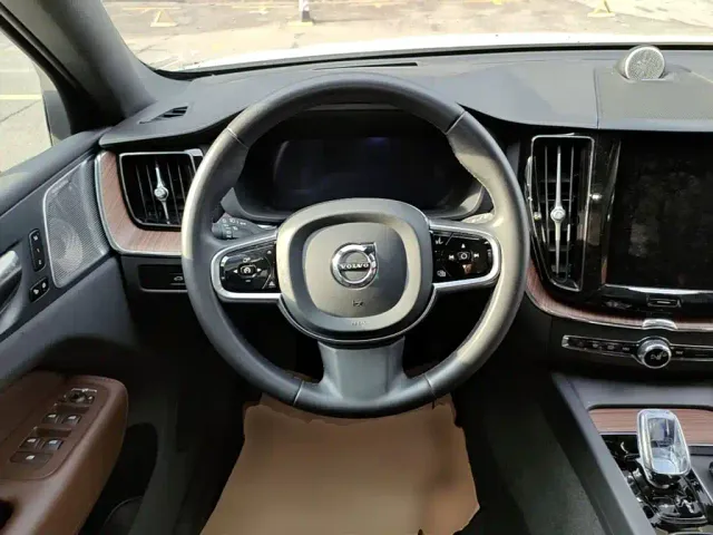 Volvo XC60 — Фото автомобиля 16
