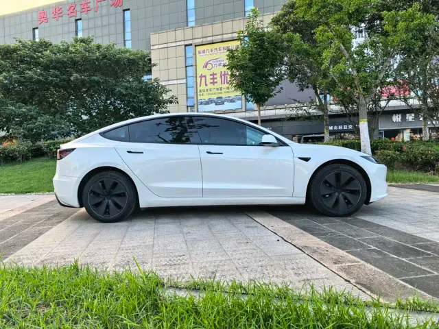 Tesla Model 3 — Фото автомобиля 8