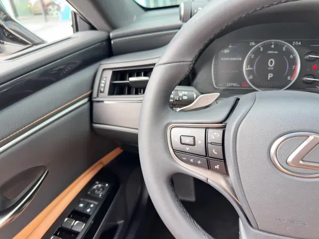 Lexus ES — Фото автомобиля 16