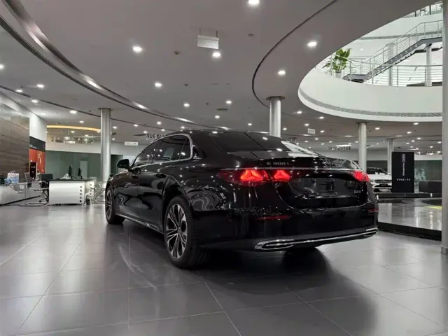Mercedes-Benz E-Class — Фото автомобиля 4