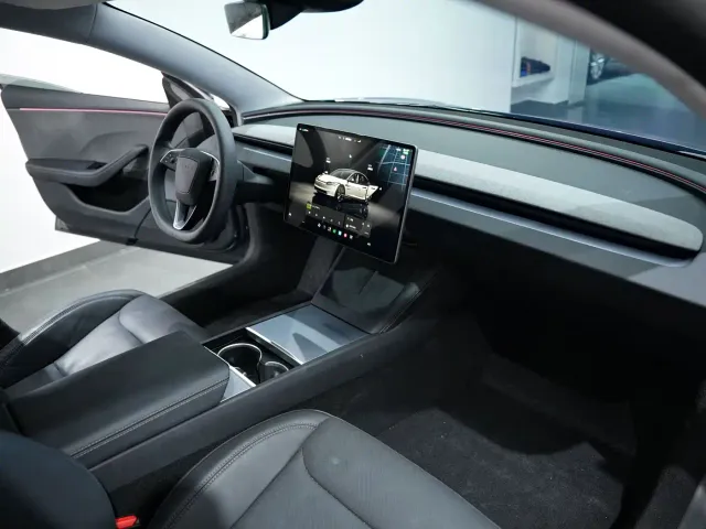 Tesla Model 3 — Фото автомобиля 14