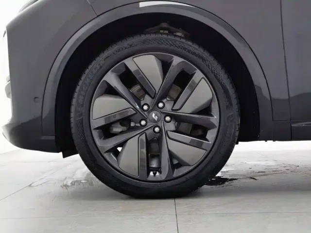 Li Auto L8 — Фото автомобиля 17