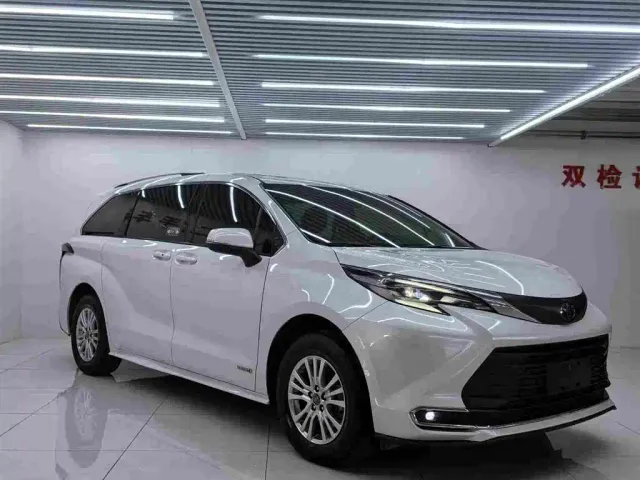 Toyota Sienna — Фото автомобиля 3