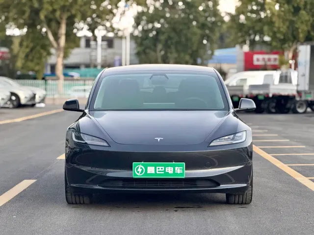 Tesla Model 3 — Фото автомобиля 4