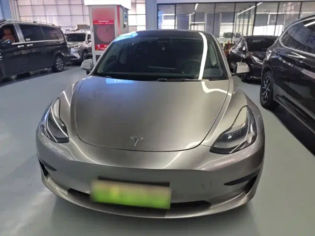 Tesla Model 3 — Фото автомобиля 2