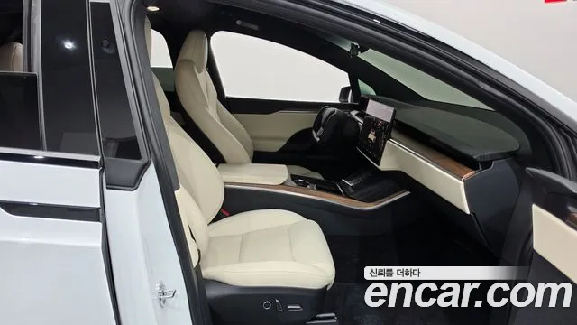 Tesla Model X — Фото автомобиля 26