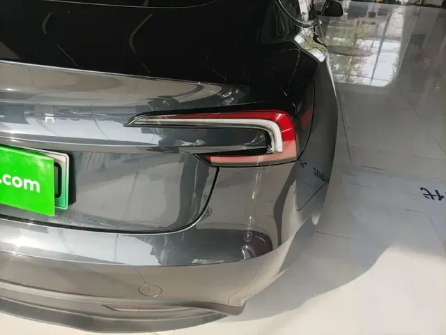 Tesla Model 3 — Фото автомобиля 7