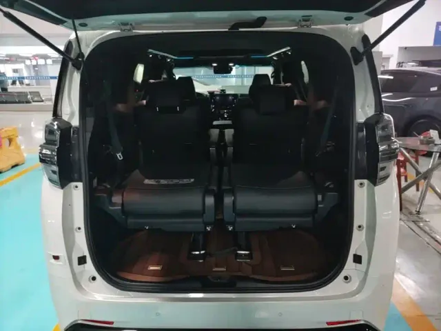 Toyota Vellfire — Фото автомобиля 18